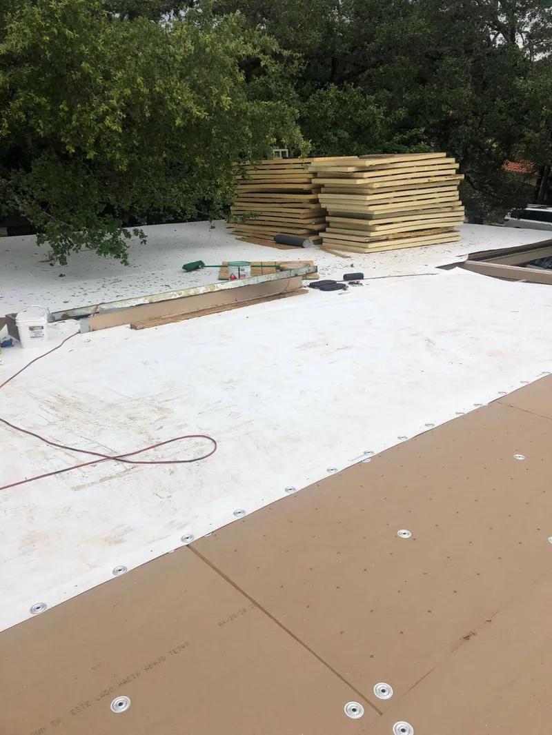 Hot-air welding equipment configured to join TPO single-ply membrane seams