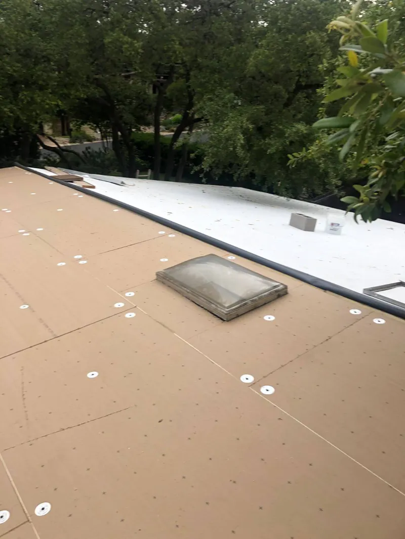 Welding a flexible expansion joint cover membrane on a flat TPO roof system