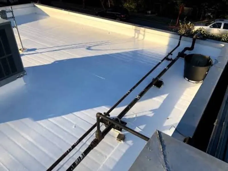 Measuring thermal reflectivity of a newly coated white flat roof under the midday sun